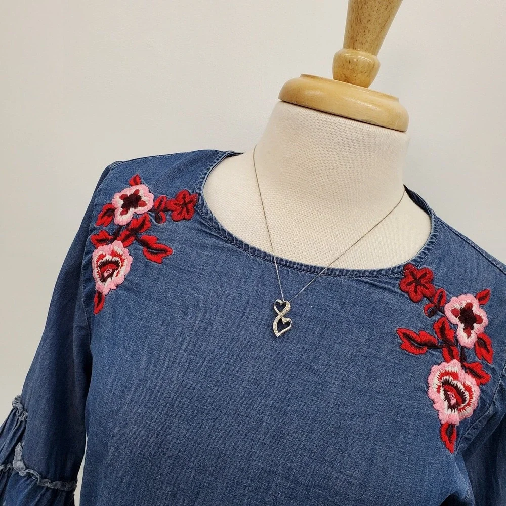 Express Denim Chambray Blouse Floral Embroidered Bell Sleeve Boho Casual M - Picture 8 of 16